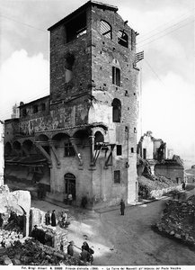 Tweede Wereldoorlog: Schade veroorzaakt door het bombardement bij de Mannelli-toren aan het einde van de Ponte Vecchio, in Florence. Deze foto maakte vroeger deel uit van de Brogi-collectie, maar behoort nu tot de Alinari-collectie door Fratelli Alinari