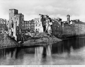 Tweede Wereldoorlog: de huizen langs de Arno-rivier, tussen de Ponte Vecchio en San Jacopo in Florence, na het bombardement. Deze foto was voorheen onderdeel van de Brogi Collectie, maar behoort nu tot de Alinari Collectie
