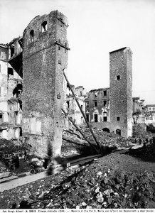 Tweede Wereldoorlog: het puin op Via Por Santa Maria met de Torens van de Baldovinetti en Amidei in Florence, na het bombardement. Deze foto was voorheen onderdeel van de Brogi Collectie, maar behoort nu tot de Alinari Collectie door Fratelli Alinari