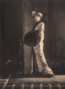 Olga de Meyer, ca. 1912 (z/w foto) door Alphonse De Meyer