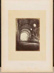 Het Paleis van Justitie in brand. Interieur van de Salle des Pas-Perdus.