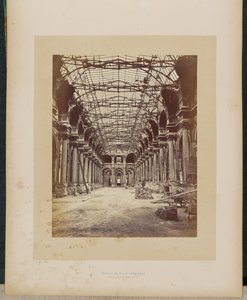 Afgebrand Hôtel de Ville. Interieur van de grote feestzaal. door Alphonse J. Liébert