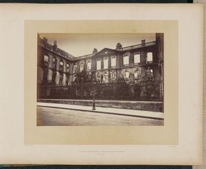 De brandende Caisse des Dépôts et Consignations. Buitenaanzicht. door Alphonse J. Liébert