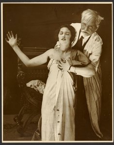 [Alphonse Mucha in kostuum met dochter Jaroslava als model voor de poster, "De Forest Phonofilm" de eerste "talkie" vertoond in de Bio Adria bioscoop (Praag), Zbiroh, Bohemen].