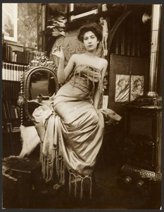 [Vrouwelijk model dat een tak van de laurier vasthoudt, Parijs]. door Alphonse Maria Mucha
