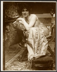 [Vrouwelijk model dat poseert voor het decoratieve paneel "Smaragd", begin jaren 1930 gebruikt voor verschillende andere tekeningen en schilderijen, Parijs]. door Alphonse Maria Mucha