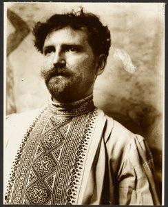 [Zelfportret in chique overhemd]. door Alphonse Maria Mucha