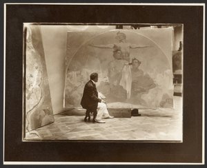 [Zelfportret van Alphonse Mucha aan het werk aan "Lunette, Door Kracht naar Vrijheid, Door Liefde naar Eenheid!" voor de Burgemeesterszaal Gemeentehuis, Praag].
