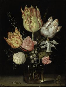 Stilleven van bloemen in een glazen vaas en een rups en een vlinder