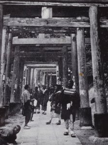 Een benadering van de Shinto-tempel van Inari