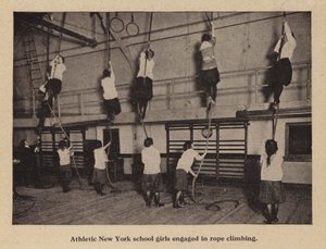 Atletische New Yorkse schoolmeisjes bezig met touwklimmen door American Photographer (after)
