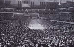 Chicago: Interieur van het Chicago Stadium tijdens een bokstentoonstelling door American Photographer (after)
