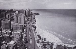 Chicago: Sheridan Road en Oak Street Beach, kijkend naar het noorden vanaf het Drake Hotel door American Photographer (after)