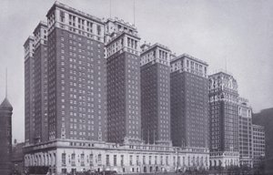 Chicago: Het Stevens Hotel, met Blackstone Hotel rechts door American Photographer (after)