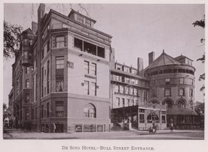 De Soto Hotel, Bull Street-ingang (zw/w foto) door American Photographer (after)