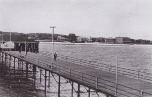 Old Orchard Beach, Maine: Uitzicht vanaf de oceaanpier door American Photographer (after)