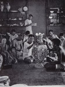 Porseleinschilders aan het werk, in de beroemde Kinkosan-werkplaats in Awata, Kioto door American Photographer (after)