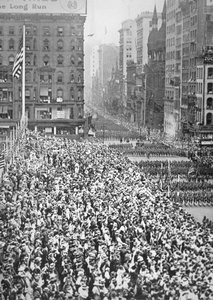 Een Amerikaanse divisie paradeert door New York op weg naar trainingskamp voorafgaand aan dienst in Frankrijk door American Photographer