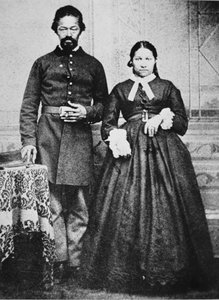 Een zwarte soldaat van het Union Army met zijn vrouw, ca. 1865 door American Photographer