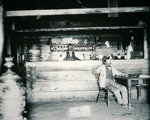 Een salon in Albany County, Wyoming, ca. 1890 door American Photographer