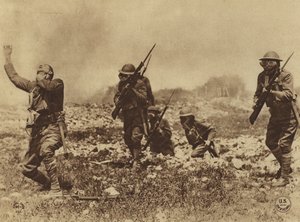 Amerika in de Eerste Wereldoorlog: Gevaar van gasaanvallen werd met alle middelen op onze mannen overgebracht om gehoorzaamheid af te dwingen aan de legerorders over het dragen en dragen van gasmaskers (z/w foto) door American Photographer