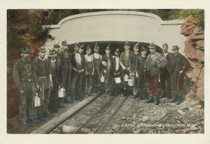 Amerikaanse kolenmijnbouw: Een gelukkig stel, mijnwerkers die terugkeren van hun werk door American Photographer