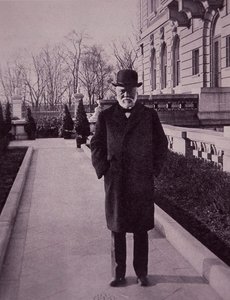 Andrew Carnegie buiten zijn Fifth Avenue herenhuis, New York door American Photographer