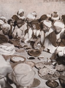 Arabische dorpelingen eten een maaltijd, Palestina (z/w foto) door American Photographer