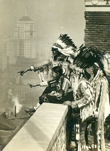 Blackfoot-indianen op het dak van het McAlpin Hotel, weigeren in hun kamers te slapen, New York City