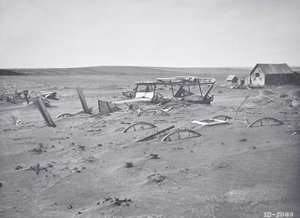 Auto en landbouwmachines begraven door stof en zand, Dallas, South Dakota door American Photographer