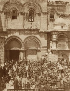 Kerk van het Heilig Graf, Jeruzalem, met de binnenplaats vol pelgrims verzameld voor Pasen, 1898-1911 door American Photographer