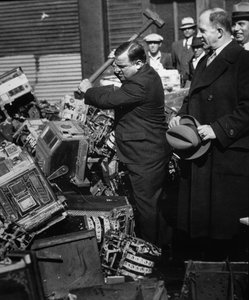 Fiorello La Guardia (1882-1947) vernietigt in beslag genomen gokautomaten