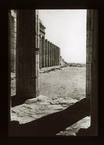 Voorhof van de Tempel van Hatsjepsoet, Deir El-Bahri door American Photographer