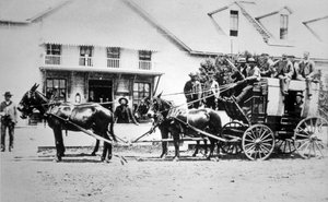 Volgeladen Postkoets van het Oude Westen, ca. 1885