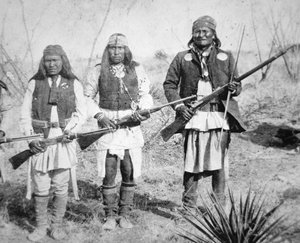 Geronimo en drie van zijn Apache krijgers
