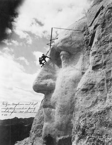 Gutzon Borglum inspecteert werk aan Washington op Mount Rushmore, 1932 door American Photographer