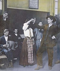 Immigranten in Volksdans op Ellis Island, New York Harbor door American Photographer