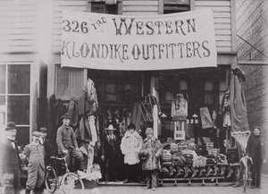 Klondike Outfitters winkel, Cordova Street, Vancouver 1897 door American Photographer