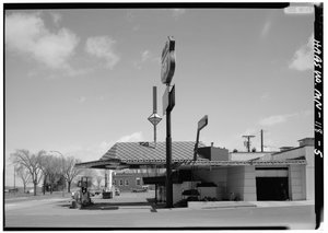 Lindholm Oil Company Service Station, Cloquet, Minnesota door American Photographer