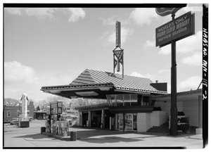 Lindholm Oil Company Service Station, Cloquet, Minnesota (zwart-wit foto) door American Photographer