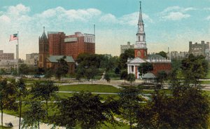 New Haven, Conn: Trinity Church, Taft Hotel en Center Church vanaf de overkant van de Green (kleurenfoto)