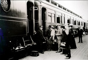Passagiers die een eersteklas Pullman-wagen van de Chicago, Burlington & Quincy Railroad in 1910 instappen