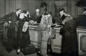 Passagiers kopen kaartjes bij het loket van de Great Northern Railway, Chicago door American Photographer