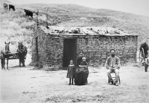 Pioniersfamilie met hun zodenhuis, Nebraska