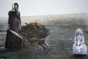Pioniersvrouw verzamelt koeienmest, Kansas, ca. 1880 door American Photographer