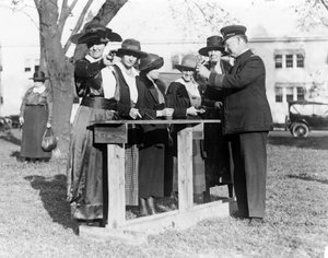 Politieagent leert vrouwen schieten, ca. 1920