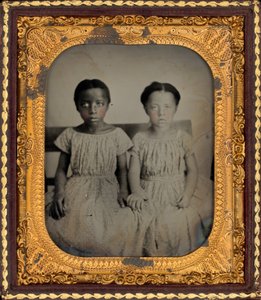 Portret van twee meisjes,c. 1860 (foto) door American Photographer