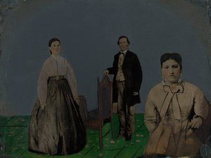 Portret van twee vrouwen en een man,1860 (foto) door American Photographer