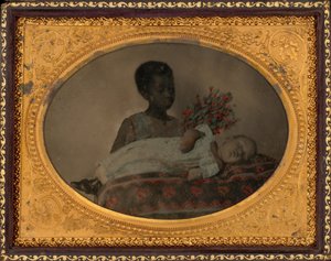 Portret van een meisje en postmortaal kind,c. 1860 (foto)