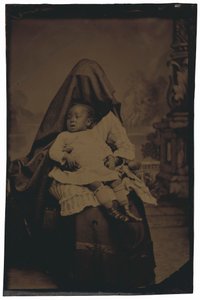 Portret van een verborgen vrouw en kind,c. 1875 (foto) door American Photographer